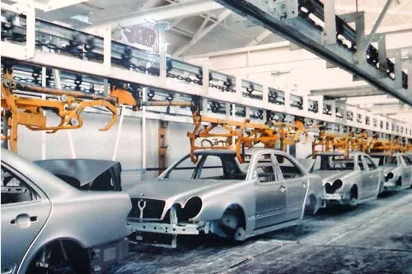 Wagenkästen auf einem MCM AT500 Power & Free Förderband Car Bodies on a MCM AT500 Power & Free Conveyor
