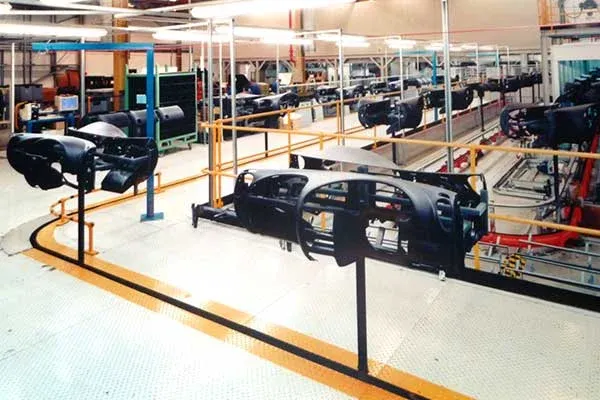 Armaturenbretter an einem MCM Inverted AT100 Förderband Dashboards on an MCM Inverted AT100 Conveyor