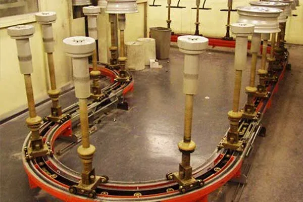 Autoräder auf einem MCM Dualtrack 100 Förderband Car Wheels on a MCM Dualtrack 100 Conveyor