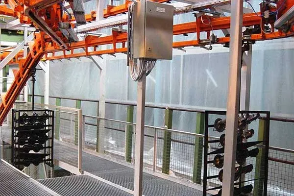 Aufhängungsteile an einem MCM AT100 Power & Free Förderband Suspension parts on a MCM AT100 Power & Free Conveyor