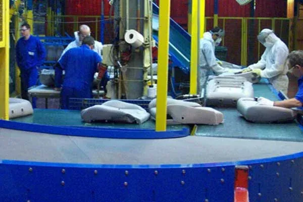 Autositz-Innenausstattungen auf einem Amber Automation Förderband Car Seat interiors on an Amber Automation Belt Conveyor