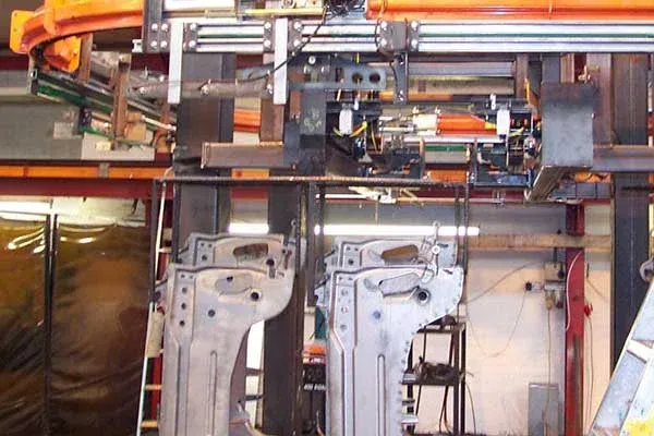 Aufhängungsteile an einem MCM AT100 Power & Free Förderband Suspension parts on a MCM AT100 Power & Free Conveyor
