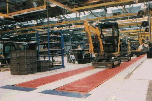 Spritzgussteile auf einem MCM Powertrack 60 Förderband Mini Excavators on an Amber Automation HD Slat Conveyors