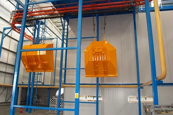 Skips auf einem MCM AT500 Power & Free Förderband Skips on a MCM AT500 Power & Free Conveyor