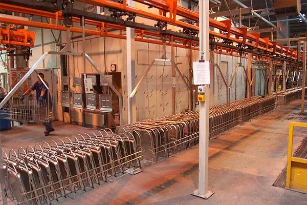 Gefertigte Paneele auf einem MCM AT100 Power & Free Förderband Fabricated Panels On A MCM AT100 Power & Free Conveyor