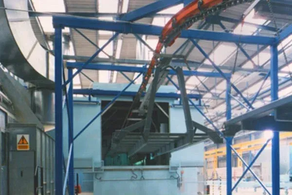LKW-Anhängerchassis auf einem MCM Powertrack 500 Förderband HGV Trailer Chassis On A MCM Powertrack 500 Conveyor