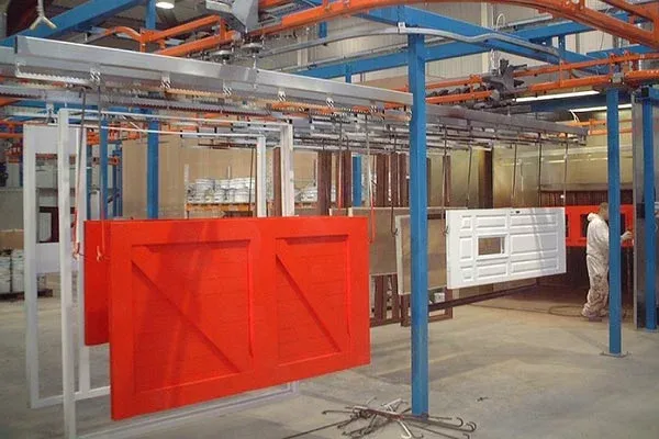 Türpaneele an einem MCM AT50 Power & Free Förderband HGV Trailer Chassis On A MCM Powertrack 500 Conveyor